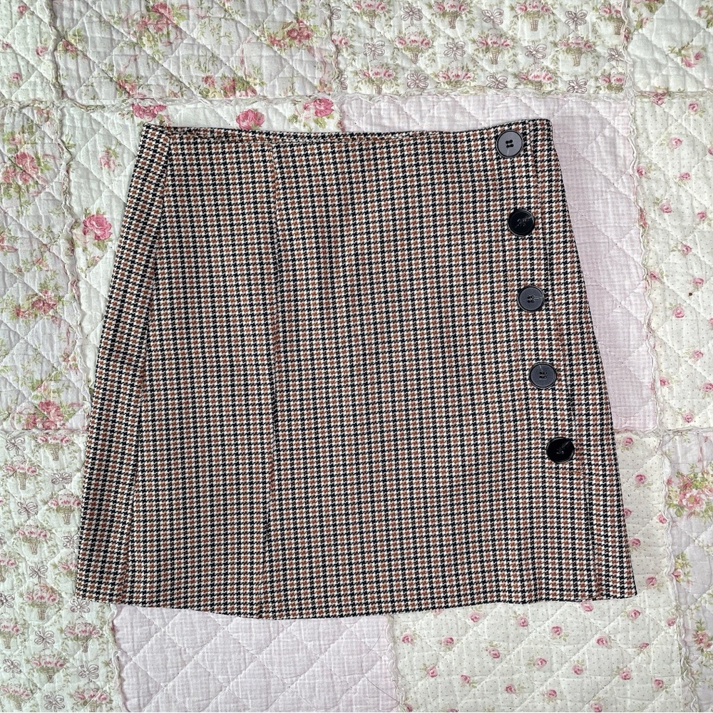 Forever 21 preppy tan/black houndstooth grid mini skirt with black buttons